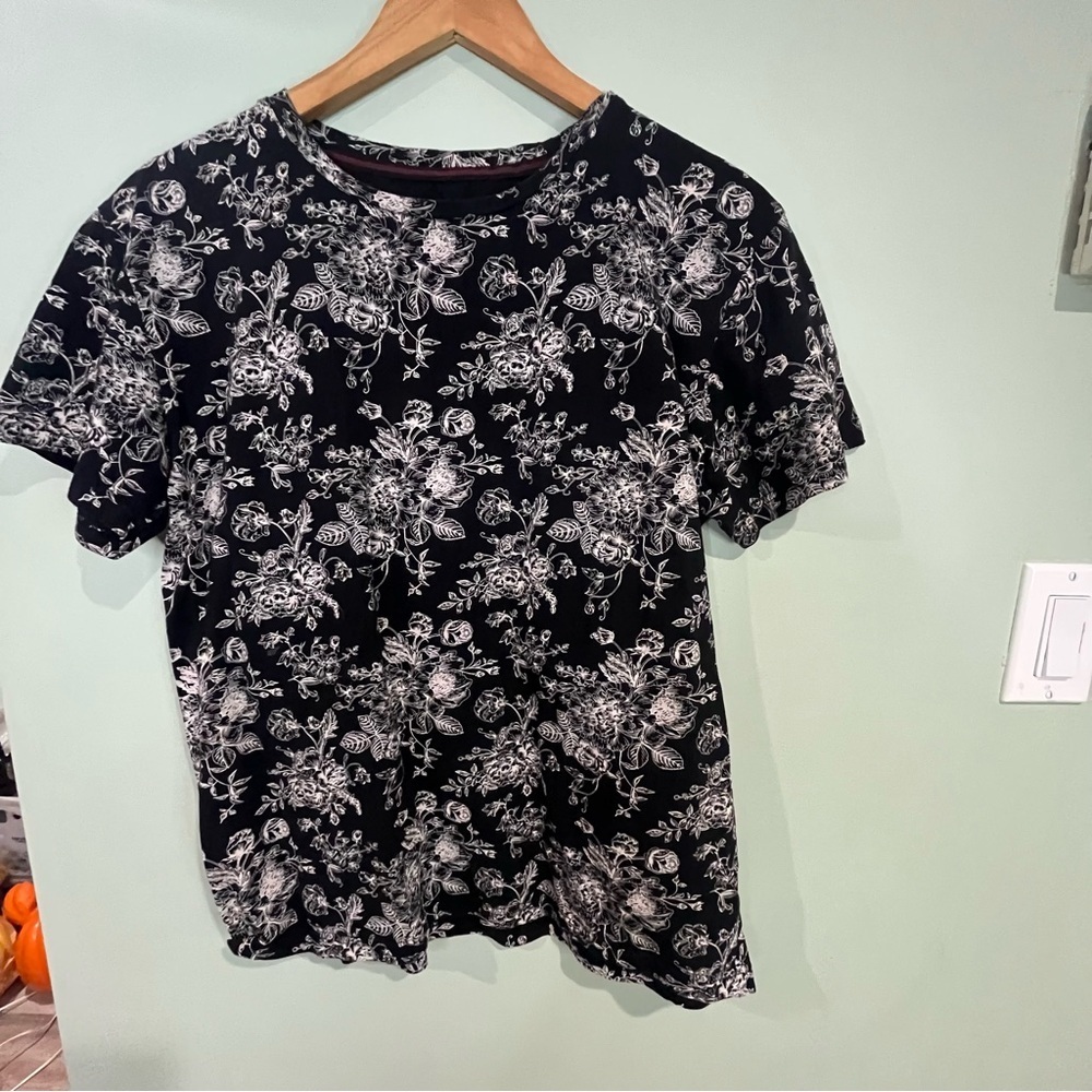 6/$25Elegant Black and White Floral Women's Blouse - Picture 2 of 6